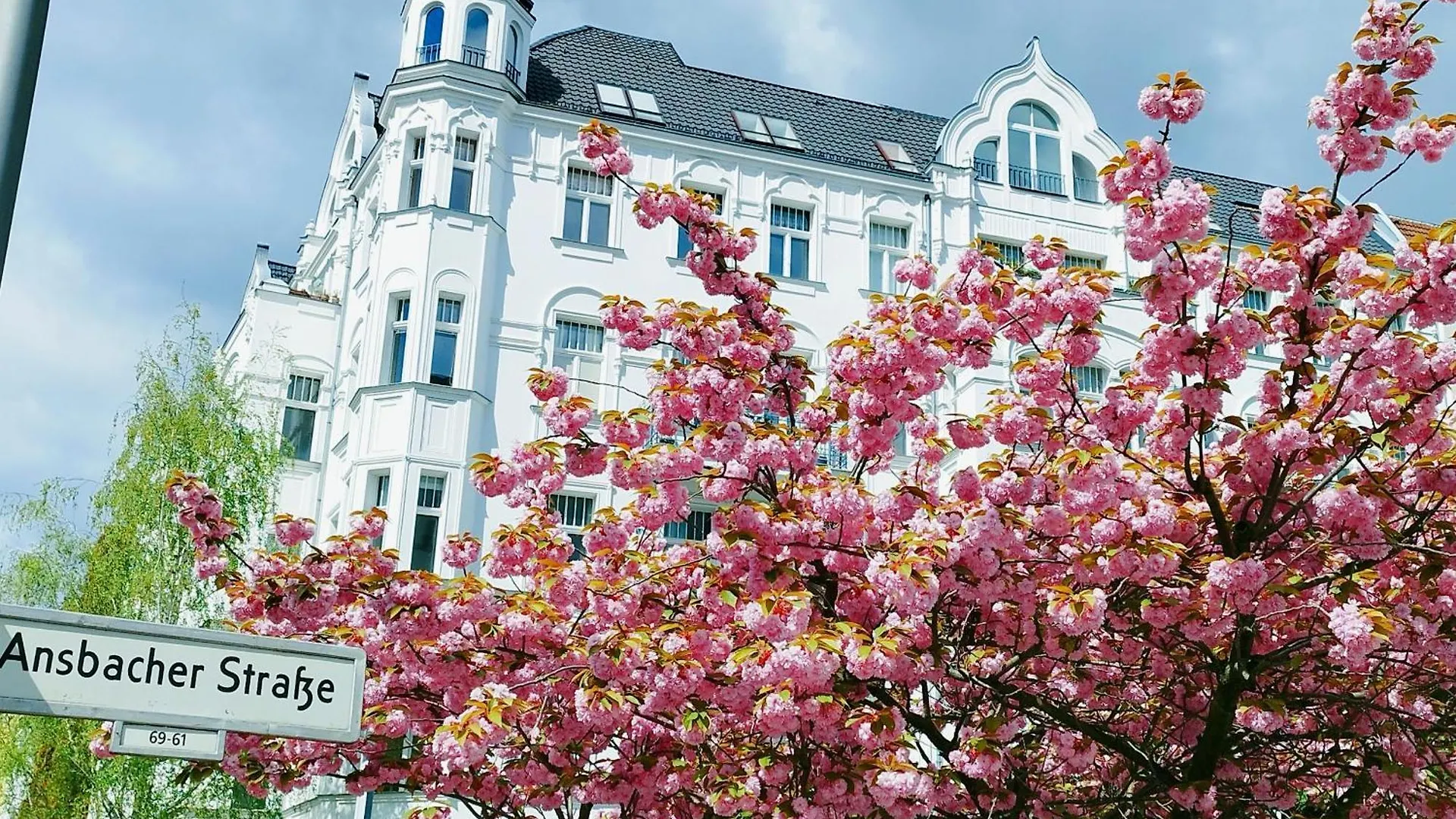 Apartment 3 Large Rooms With 2 Separate Bedbrooms Close To City Centre Near Kudamm And Kadewe contacts